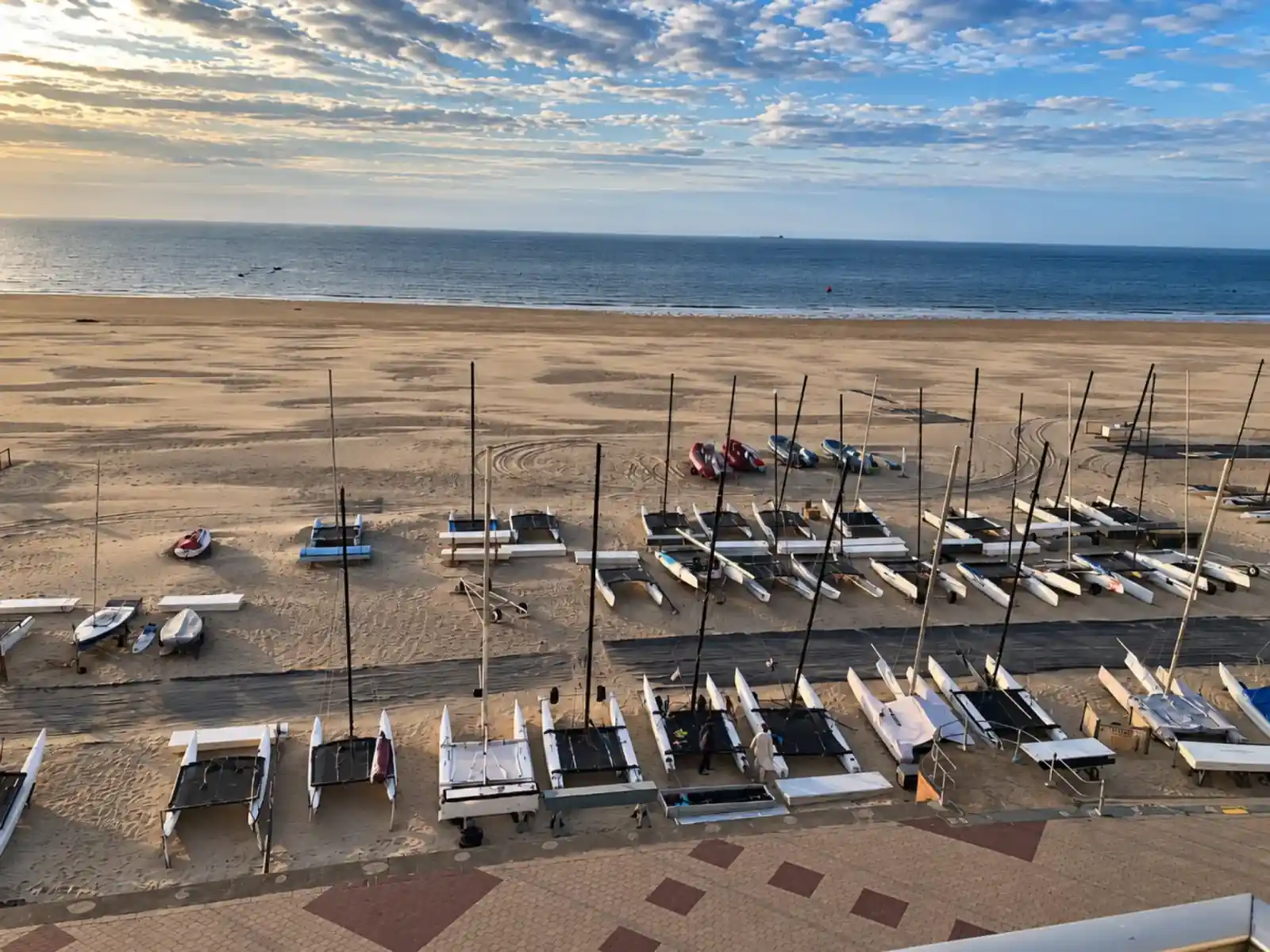 Zeilboten op een rij op een zandstrand