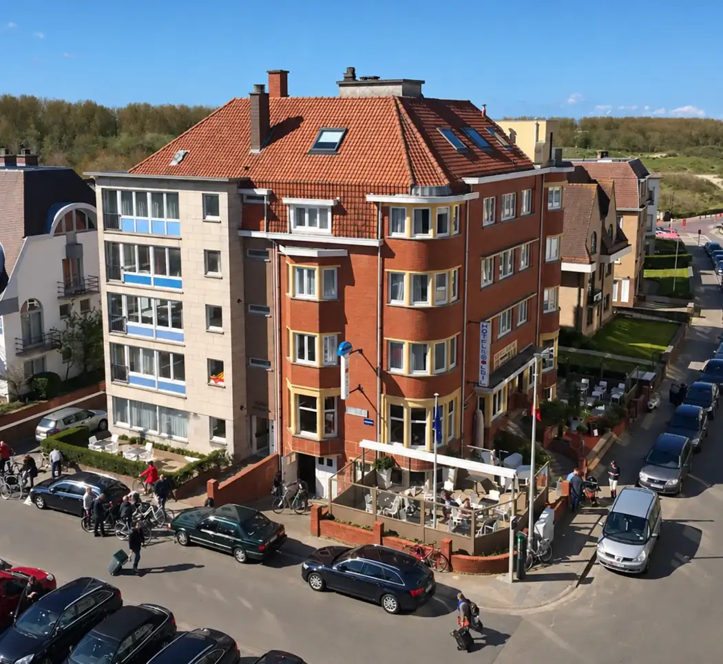 Zicht van bovenaf op Hotel du Soleil en de omliggende straten