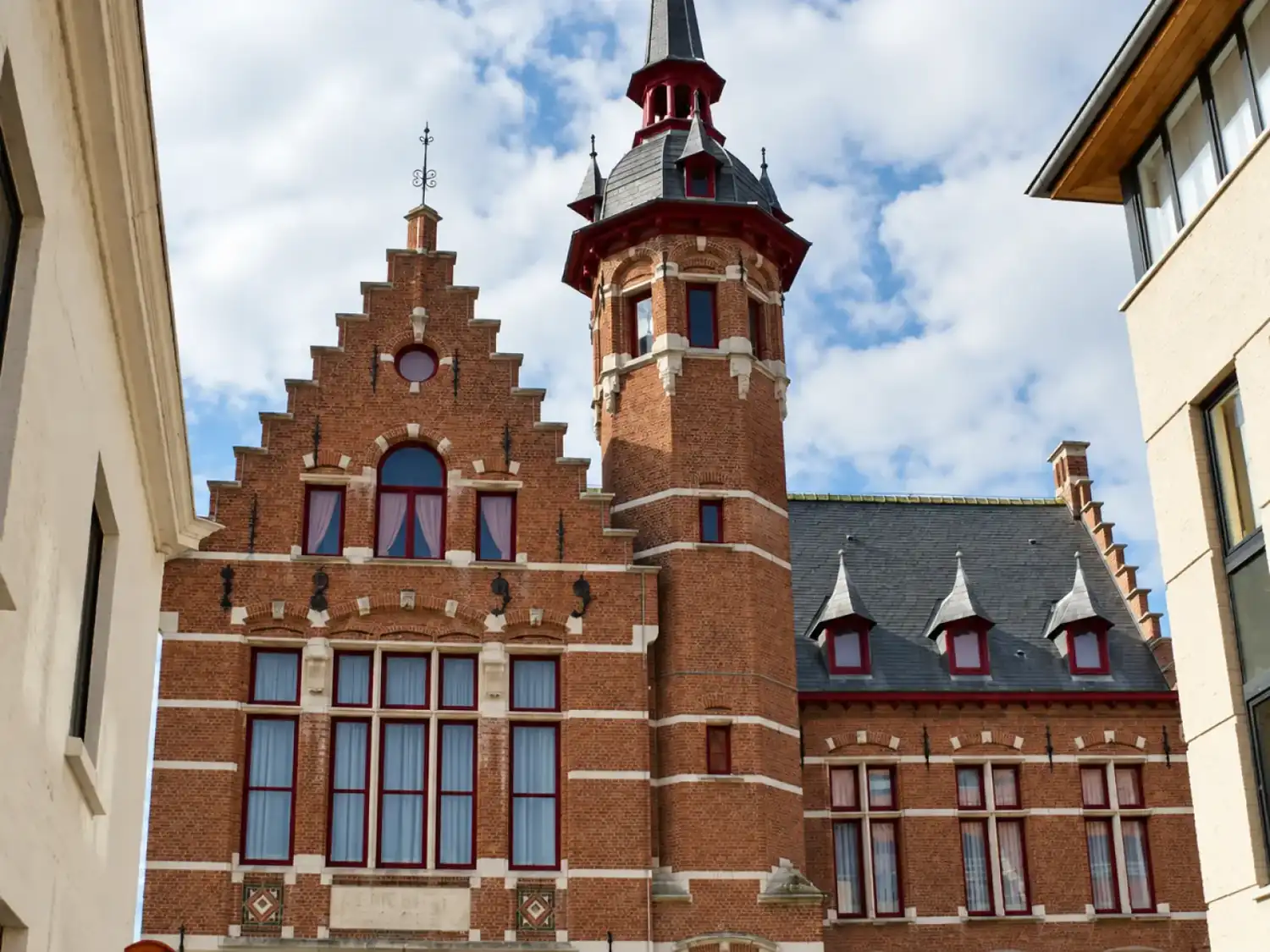 Historisch bakstenen museum met trapgevel en toren