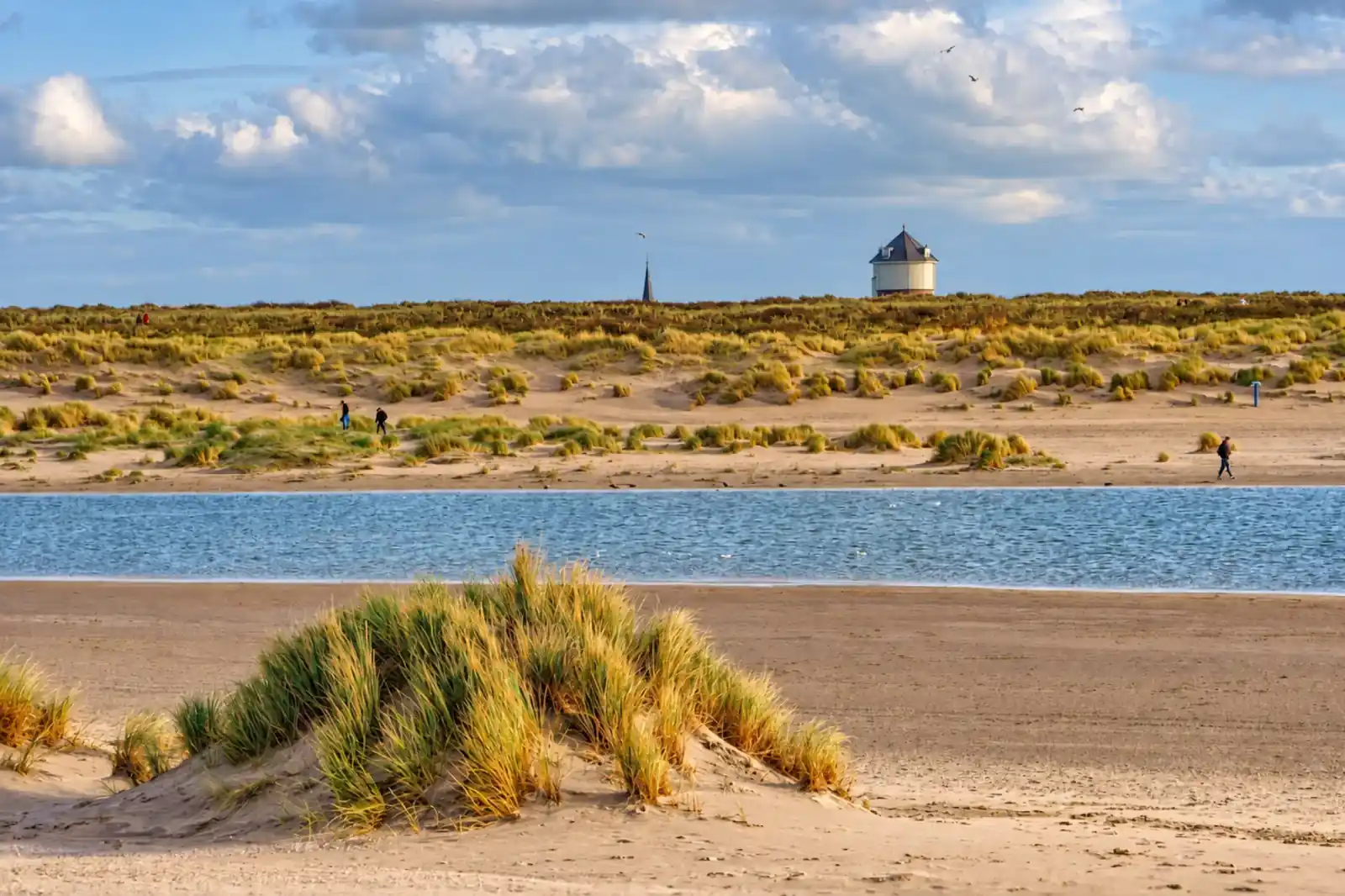 Zandduinen aan het water